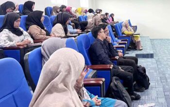 Kader Posyandu mengikuti pelatihan Digitalisasi PDIA di Poltekkes Kemenkes Tanjungpinang.