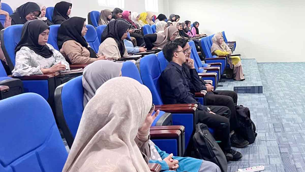 Kader Posyandu mengikuti pelatihan Digitalisasi PDIA di Poltekkes Kemenkes Tanjungpinang.
