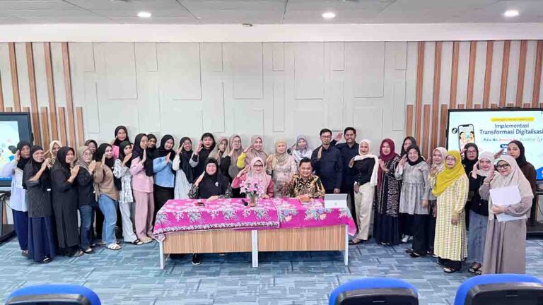 Kader Posyandu mengikuti pelatihan literasi digital di Poltekkes Kemenkes Tanjungpinang.