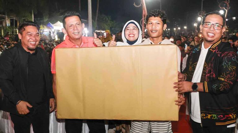 Masyarakat mengikuti pembagian doorprize saat Nobar Bola Gembira Final Piala Dunia 2026 di Tanjungpinang bersama Gubernur Ansar Ahmad.