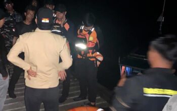 Tim gabungan Polsek Jemaja dan Basarnas melakukan pencarian potongan tubuh di Perairan Genting Pulur, Anambas.