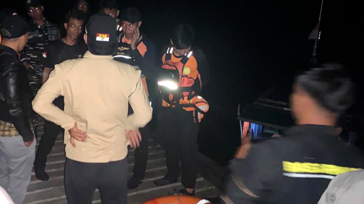 Tim gabungan Polsek Jemaja dan Basarnas melakukan pencarian potongan tubuh di Perairan Genting Pulur, Anambas.