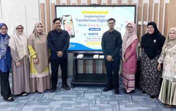 Fidyah Aminin memberikan pelatihan konten edukasi digital kepada kader Posyandu di Poltekkes Tanjungpinang.