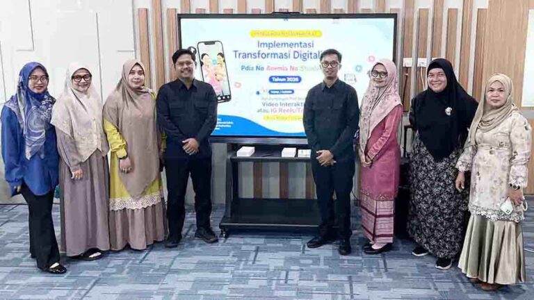 Fidyah Aminin memberikan pelatihan konten edukasi digital kepada kader Posyandu di Poltekkes Tanjungpinang.
