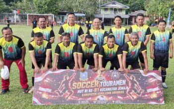 Pertandingan sepak bola Forkopimcam melawan tim gabungan Kepala Desa dan BPD pada HUT RI ke-81 di Jemaja.