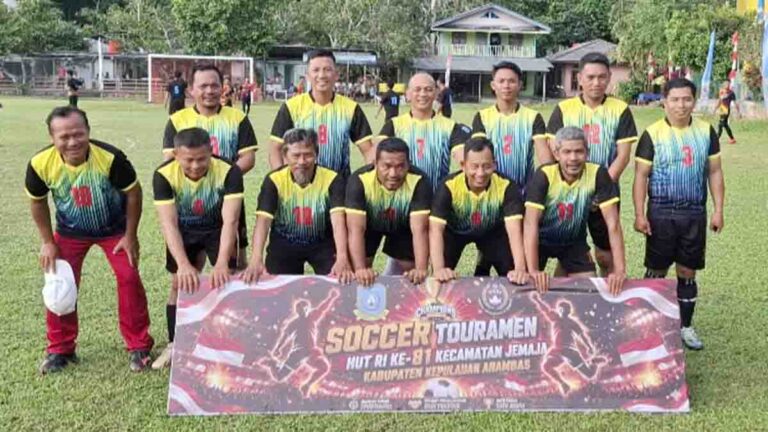 Pertandingan sepak bola Forkopimcam melawan tim gabungan Kepala Desa dan BPD pada HUT RI ke-81 di Jemaja.