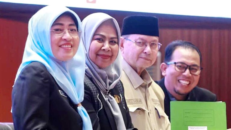 Juru Bicara Fraksi Demokrat Nurani Indonesia DPRD Kepri menyampaikan pandangan umum mengenai Ranperda Pengelolaan Barang Milik Daerah.