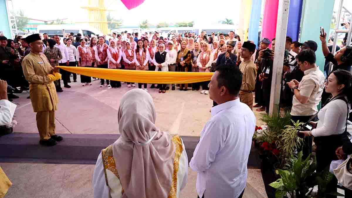 Selvi Ananda Gibran Rakabuming Raka mencanangkan Gerakan Nasional Ruang Aman dan Nyaman Anak (Gernas RANA) pada Main Raya Anak 2026 di Tanjungpinang.