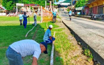 Camat Jemaja memimpin gotong royong persiapan HUT RI ke-81 di Lapangan Letung.