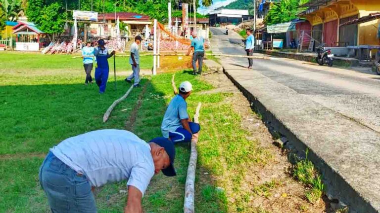 Camat Jemaja memimpin gotong royong persiapan HUT RI ke-81 di Lapangan Letung.