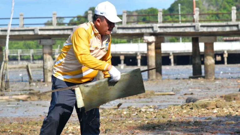 Gubernur Kepulauan Riau Ansar Ahmad memimpin kegiatan gotong royong bersama OPD di Pulau Penyengat, Kota Tanjungpinang.