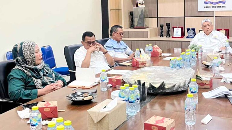 Pelaku pariwisata membahas harga tiket ferry internasional dalam pertemuan Kadin Kepri di Batam.