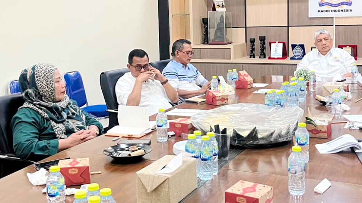 Pelaku pariwisata membahas harga tiket ferry internasional dalam pertemuan Kadin Kepri di Batam.