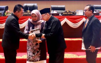 Gubernur Kepri Ansar Ahmad menyampaikan prioritas pembangunan infrastruktur dalam APBD Tahun Anggaran 2027 di DPRD Kepri.