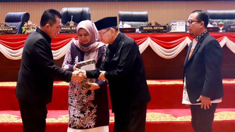 Gubernur Kepri Ansar Ahmad menyampaikan prioritas pembangunan infrastruktur dalam APBD Tahun Anggaran 2027 di DPRD Kepri.