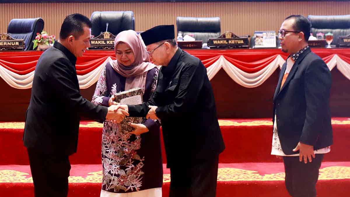 Gubernur Kepri Ansar Ahmad menyampaikan prioritas pembangunan infrastruktur dalam APBD Tahun Anggaran 2027 di DPRD Kepri.