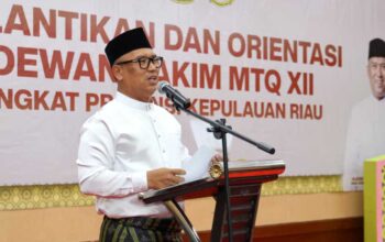 Nyanyang Haris Pratamura melantik Dewan Hakim MTQ XII Kepulauan Riau di Tanjungpinang.