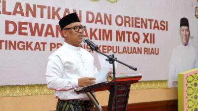 Nyanyang Haris Pratamura melantik Dewan Hakim MTQ XII Kepulauan Riau di Tanjungpinang.