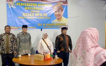 Anggota DPD RI Ismeth Abdullah berdialog dengan masyarakat Jemaja saat kegiatan reses.