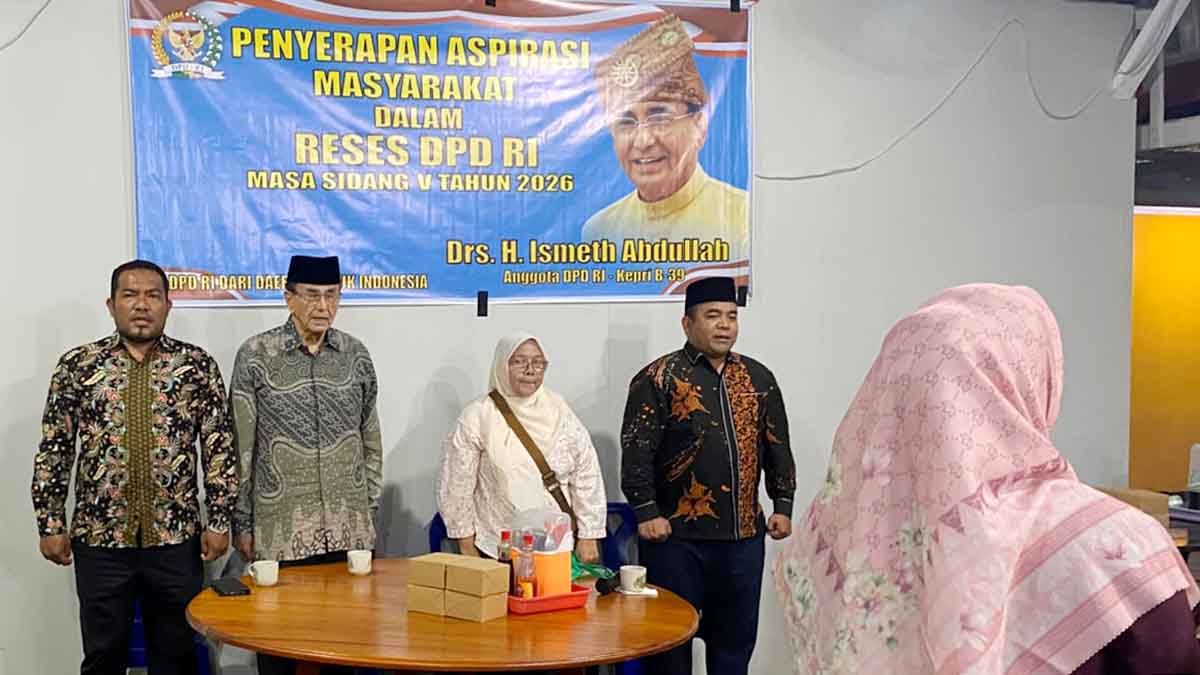 Anggota DPD RI Ismeth Abdullah berdialog dengan masyarakat Jemaja saat kegiatan reses.