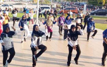 Peserta mengikuti Senam J Robik yang merupakan warisan budaya Johor di Tanjungpinang.