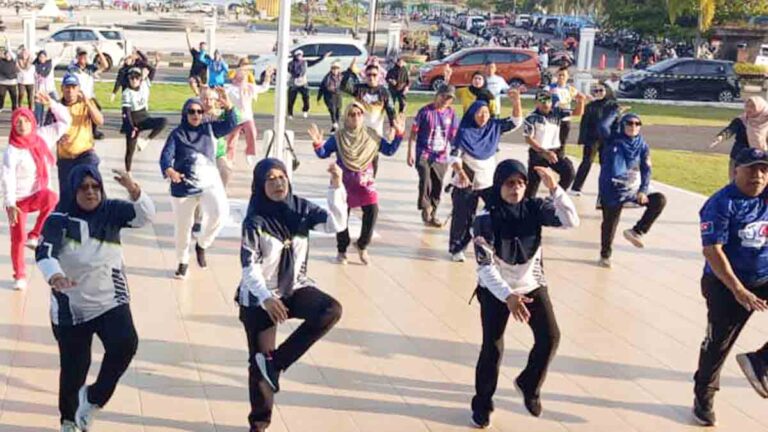 Peserta mengikuti Senam J Robik yang merupakan warisan budaya Johor di Tanjungpinang.
