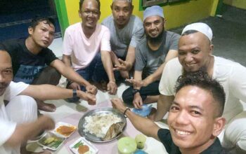 Kades Rewak Deva Syafutra menyampaikan sambutan di Masjid Al-Munawwarah Jemaja.