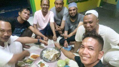 Kades Rewak Deva Syafutra menyampaikan sambutan di Masjid Al-Munawwarah Jemaja.