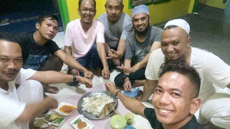 Kades Rewak Deva Syafutra menyampaikan sambutan di Masjid Al-Munawwarah Jemaja.