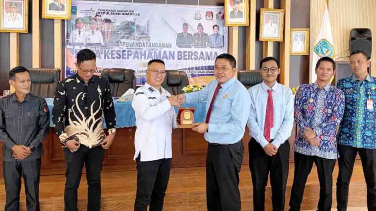 Kajari Kepulauan Anambas Sigit Sugiarto menyampaikan pesan usai penandatanganan MoU.