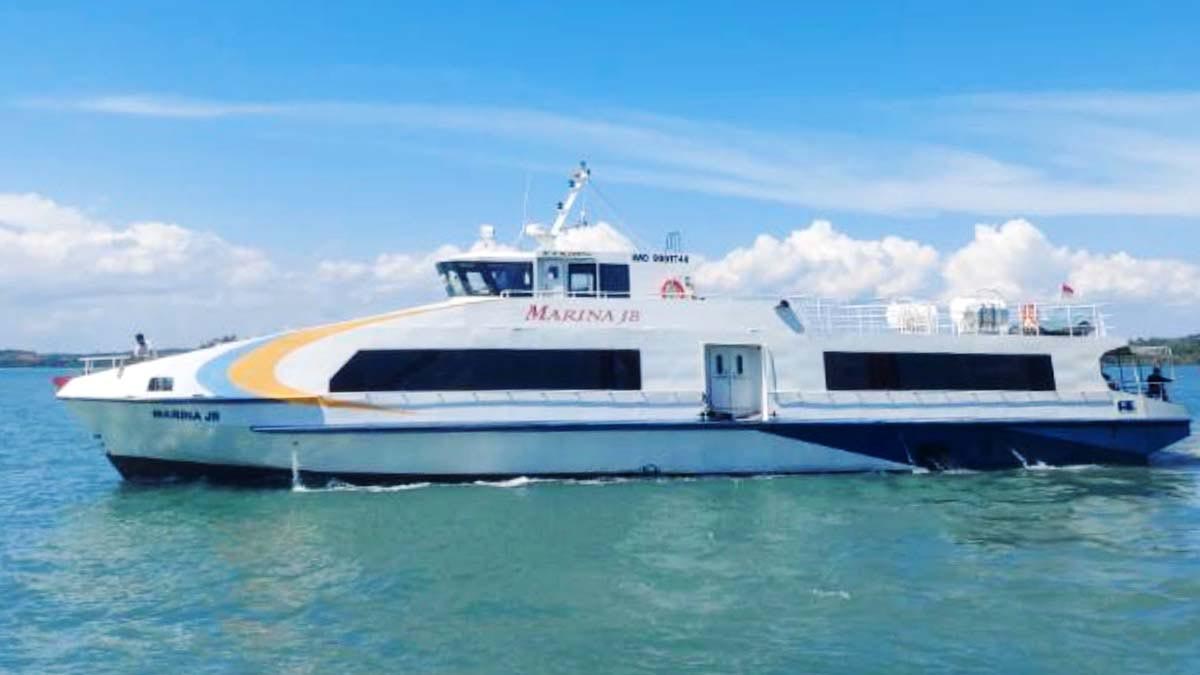 Kapal Marina Ferry melayani pelayaran rute Johor Bahru–Tanjungpinang dengan kapasitas hingga 150 penumpang.