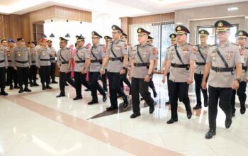 Kapolda Kepri Irjen Pol Asep Safrudin memimpin upacara serah terima jabatan delapan Pejabat Utama Polda Kepri.