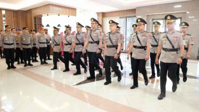 Kapolda Kepri Irjen Pol Asep Safrudin memimpin upacara serah terima jabatan delapan Pejabat Utama Polda Kepri.