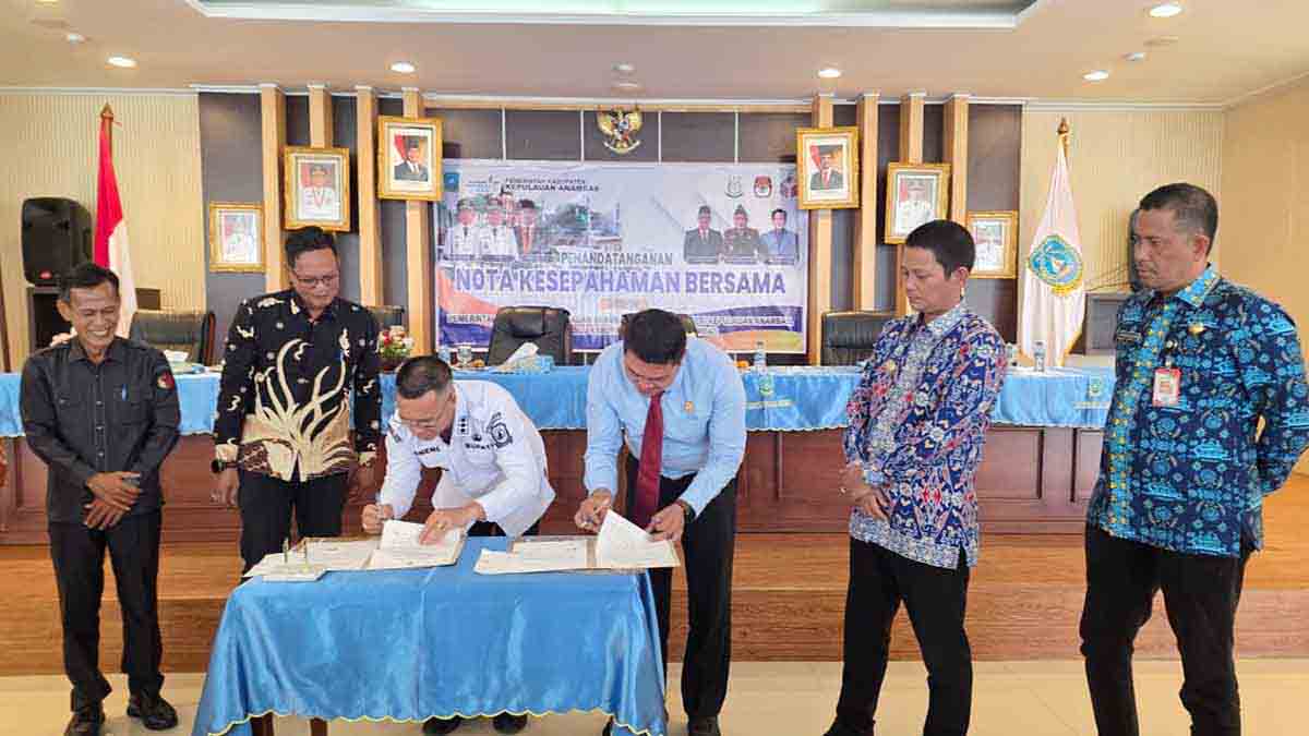 Kajari Anambas menandatangani MoU dengan Pemkab, KPU, dan Bawaslu Kabupaten Kepulauan Anambas.