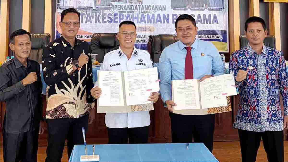 Kejari Kepulauan Anambas dan Pemkab Kepulauan Anambas menandatangani MoU kerja sama di bidang Perdata dan Tata Usaha Negara.