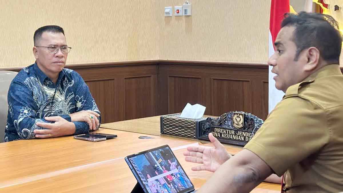 Pejabat Kemendagri berdiskusi dengan Bupati Aneng mengenai pengelolaan keuangan daerah Kabupaten Kepulauan Anambas.
