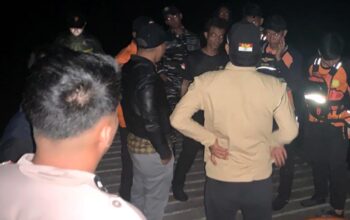 Tim gabungan Polsek Jemaja dan Basarnas mencari potongan tubuh di Perairan Genting Pulur Anambas.