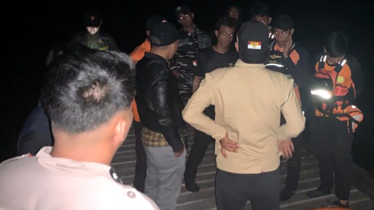 Tim gabungan Polsek Jemaja dan Basarnas mencari potongan tubuh di Perairan Genting Pulur Anambas.
