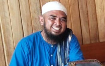 Kepala SD Desa Ulu Maras Mukhtar berdiskusi bersama tokoh masyarakat di Anambas.