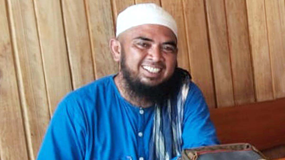 Kepala SD Desa Ulu Maras Mukhtar berdiskusi bersama tokoh masyarakat di Anambas.
