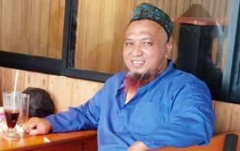 Ketua FKUB Anambas Muhammad Qosim berdiskusi dalam kegiatan silaturahmi di Anambas.