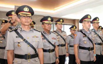 Kombes Pol Dudus Harley Davidson resmi menjabat Karolog Polda Kepri dalam upacara sertijab.