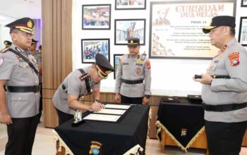 Kombes Pol Ronal Zie Agus resmi menjabat Karo Ops Polda Kepri dalam upacara sertijab yang dipimpin Kapolda Kepri.