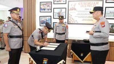 Kombes Pol Ronal Zie Agus resmi menjabat Karo Ops Polda Kepri dalam upacara sertijab yang dipimpin Kapolda Kepri.