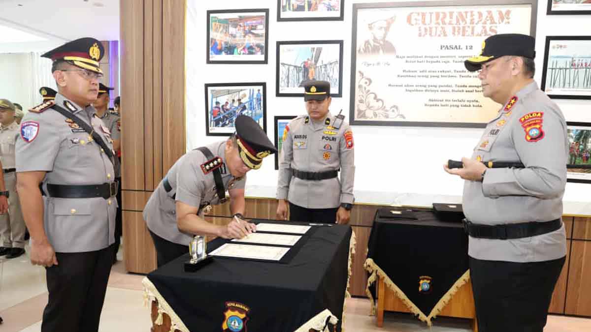 Kombes Pol Ronal Zie Agus resmi menjabat Karo Ops Polda Kepri dalam upacara sertijab yang dipimpin Kapolda Kepri.