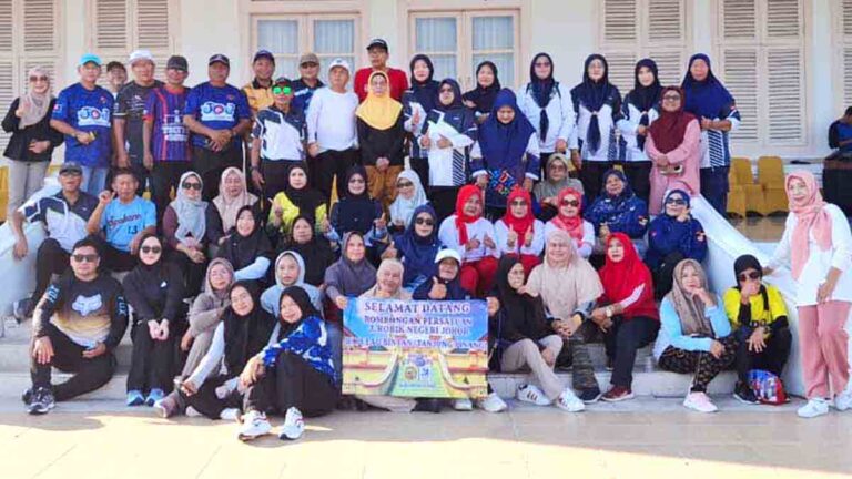 Rombongan Komunitas J Robik Johor bersama masyarakat mengikuti kegiatan senam di Tanjungpinang.