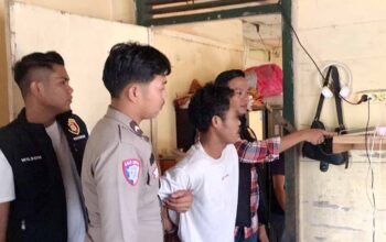 Kapolsek Kundur menjelaskan kronologi pembobolan ruko di Tanjung Batu.
