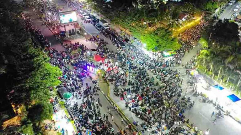 Ribuan masyarakat memadati Median Jalan Bandara Raja Haji Fisabilillah saat Nobar Bola Gembira Final Piala Dunia 2026 di Tanjungpinang.
