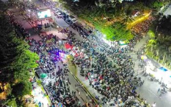 Ribuan masyarakat memadati Median Jalan Bandara Raja Haji Fisabilillah saat Nobar Bola Gembira Final Piala Dunia 2026 di Tanjungpinang.
