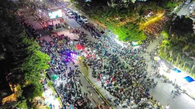 Ribuan masyarakat memadati Median Jalan Bandara Raja Haji Fisabilillah saat Nobar Bola Gembira Final Piala Dunia 2026 di Tanjungpinang.
